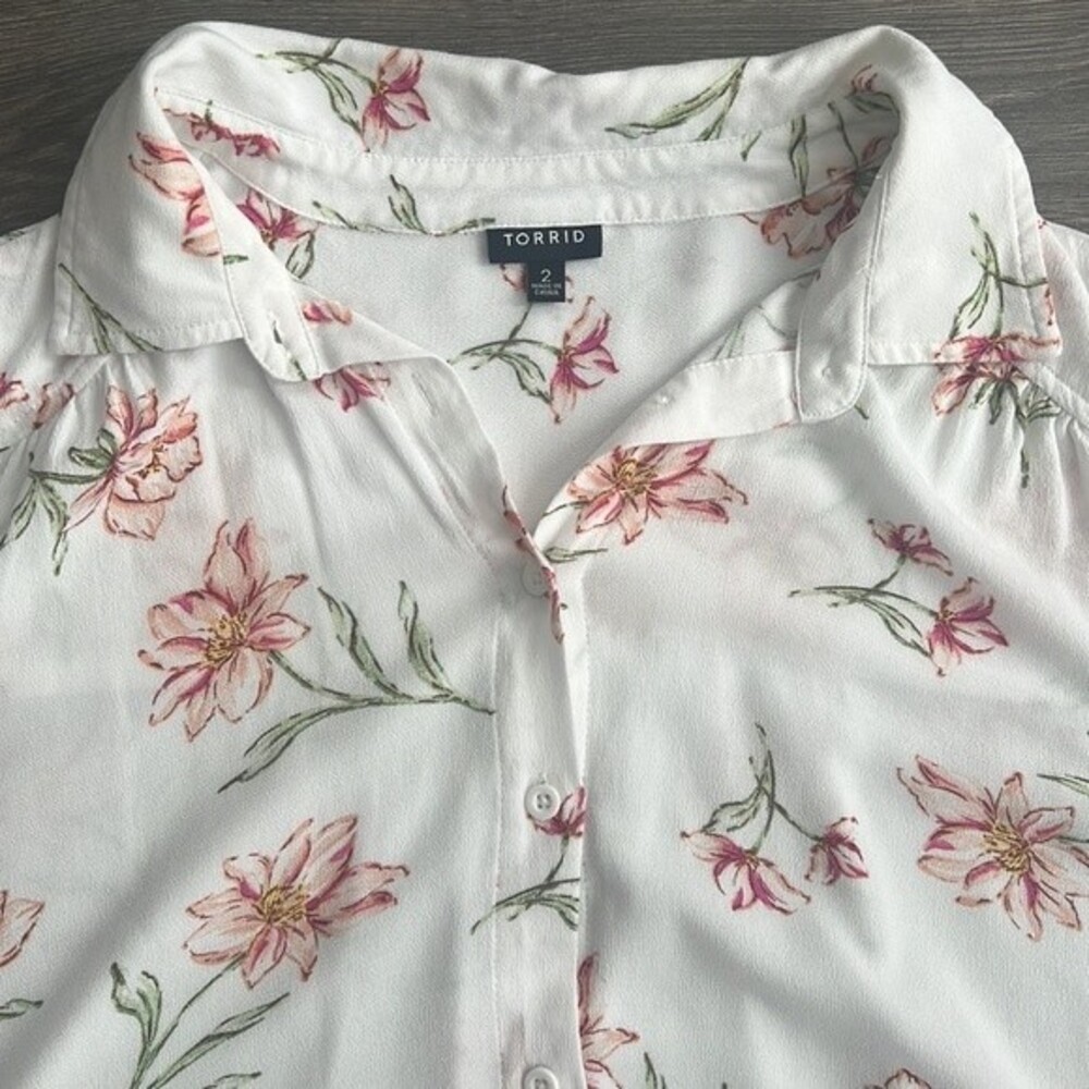 TORRID Floral Short Sleeve Blouse Size 2X Crepe Button Knotted Front Boho Spring - Picture 5 of 12